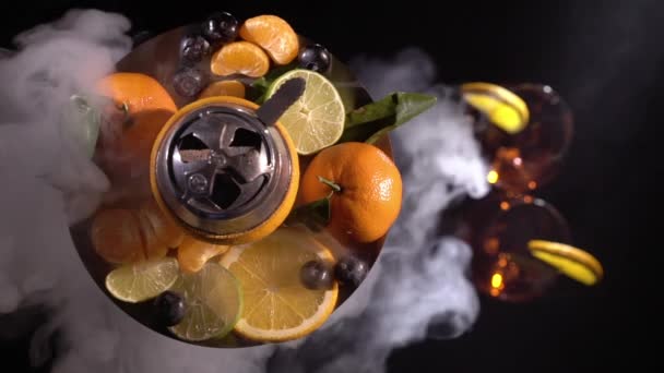 Pair of glasses with alcoholic drink beverage wine and hookah with fruits — Stock Video