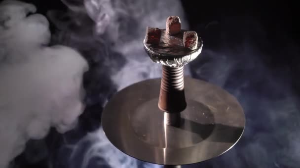 Tigela de narguilé com carvão e fumaça — Vídeo de Stock