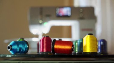 Dikiş makinesi ve makaralar iplik ile