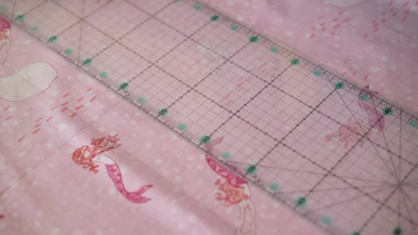 女性の裁縫師切削繊維 — ストック動画