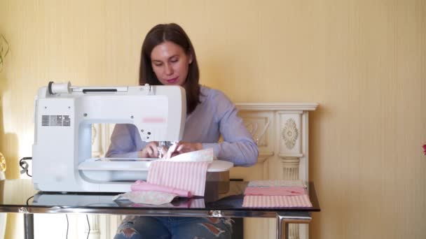 Швачка працює на швейній машині — стокове відео