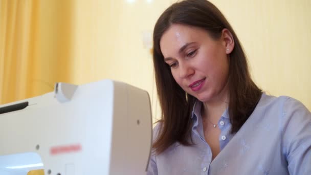 Seamstress trabalhando na máquina de costura — Vídeo de Stock