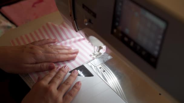 Seamstress trabalhando na máquina de costura — Vídeo de Stock