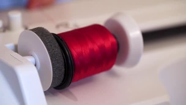 Rød tråd ved symaskinen – stockvideo