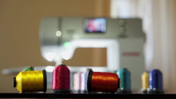 Sewing machine and spools with thread — Stock Video