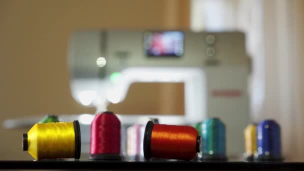 Швейная машина и катушки с резьбой — стоковое видео