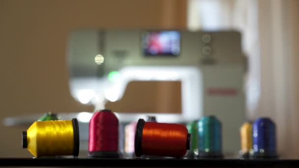 Швейная машина и катушки с резьбой — стоковое видео