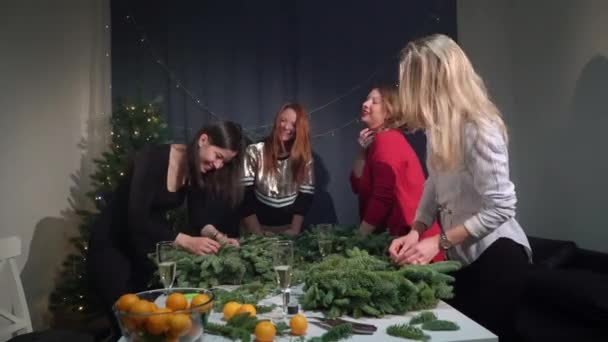 Preparation for the celebration of Christmas and new year. Girls makes a wreath of spruce branches. Workshop on decoration for the holiday. — Stock Video