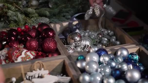 Préparation pour la célébration de Noël et du Nouvel An. Les filles décorent l'arbre de Noël avec des boules et des jouets. Humeur festive — Video