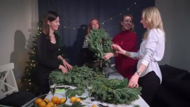 Préparation pour la célébration de Noël et du nouvel an. Les filles font une couronne de branches d'épinette. Atelier sur la décoration pour les vacances . — Video