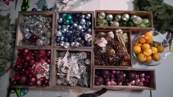 Příprava na oslavu Vánoc a Nového roku. Dívky zdobí vánoční stromek s kuličkami a hračkami. Slavnostní nálada — Stock video