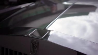 Moskova, Rusya - 14 Eylül 2019: lüks premium otomobiller yolda. Kasabada siyah Rolls-Royce limuzin sedanı.