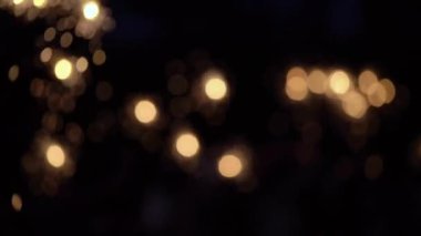 Soyut bulanıklık. İnsanlar sokakta maytap yakıyor. Yeni yıl kutlaması, Noel ya da diğer tatiller. Romantik bir akşam veya gece ışıklarıyla