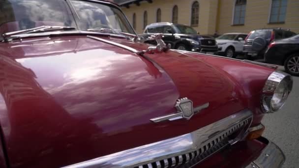 SAINT-PETERSBURG, RÚSSIA - 15 de agosto de 2019: Velho carro retro na estrada da cidade. Volga vermelho 21 URSS carro russo . — Vídeo de Stock