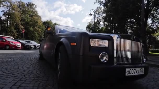 Saint-Petersburg, Ryssland - 20 september 2019: Lyxiga premiumbilturer på vägen. Black Rolls-Royce limousine sedan i stan. — Stockvideo