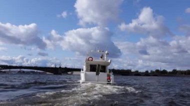 Yazın Saint-Petersburg 'da lüks bir yat gezisi.