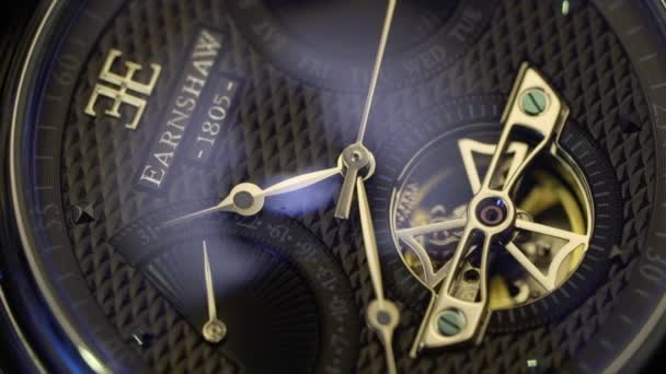 САИНТ-ПЕТЕРБУРГ, РОССИЯ - 3 июля 2019 года: мужские наручные часы . — стоковое видео