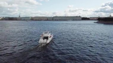 Saint-Petersburg, Rusya - 20 Eylül 2019: Saint-Petersburg 'da yaz aylarında lüks bir yat gezisi