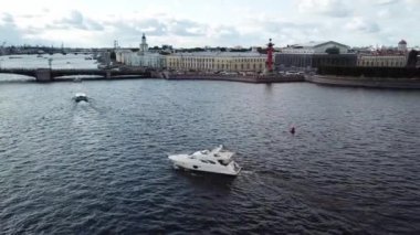 Yazın Saint-Petersburg 'da lüks bir yat gezisi.