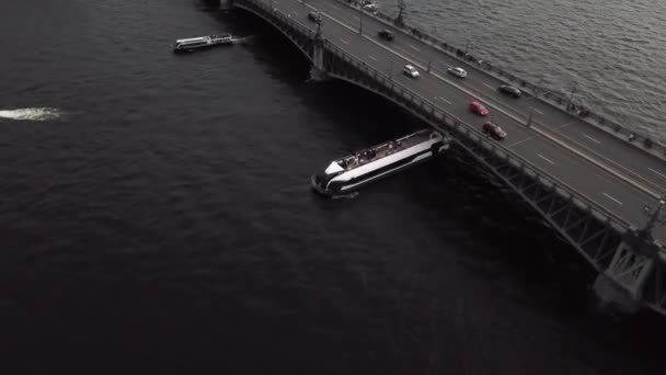 Passagierschiff mit Touristen in einem Flusskanal der Stadt. — Stockvideo