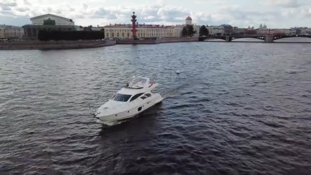 Sankt-Petersburg, Rosja - 20 września 2019: Luksusowy jacht w Sankt-Petersburgu latem — Wideo stockowe
