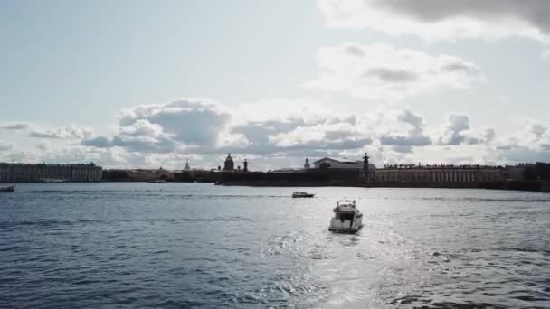 Luksusowy jacht żaglowy w Sankt-Petersburgu latem — Wideo stockowe