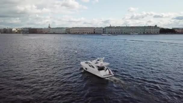 SAINT-PETERSBURG, RUSSIA - SEPTEMBER 20, 2019: Luxury yacht sailing in Saint-Petersburg city in summer — Stock Video