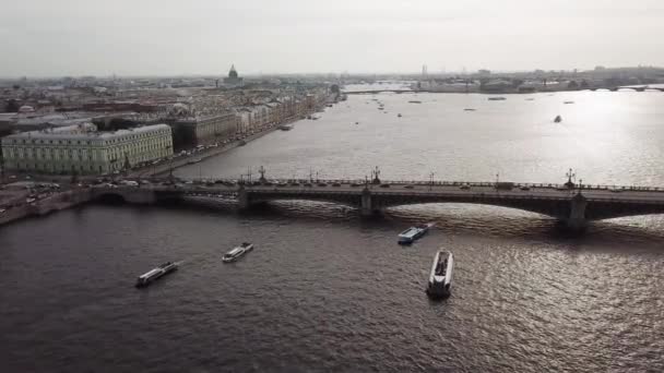 Passagierschiff mit Touristen in einem Flusskanal der Stadt. — Stockvideo