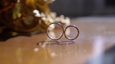 Evlilik yüzükleri. Bir çift evlilik sembolü. Gelin ve damadın karı koca olma aşkı. Evlilik sembolü.