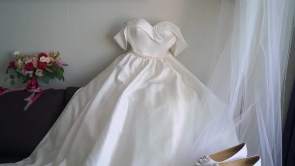 Розкішна весільна сукня для нареченої. Весільна біла сукня . — стокове відео