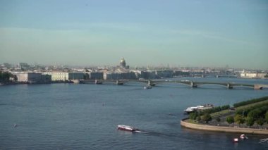 Saint-Petersburg, Rusya şehri. Neva nehri, Aurora savaş gemisi müzesi ve şehir merkezindeki üst hava görüntüsü.