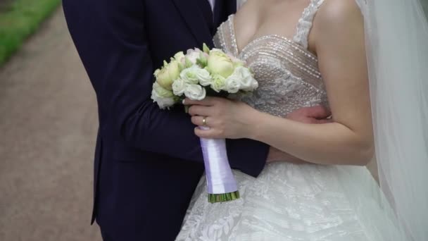 Abbracci di coppia. Sposa e sposo abbracciare — Video Stock