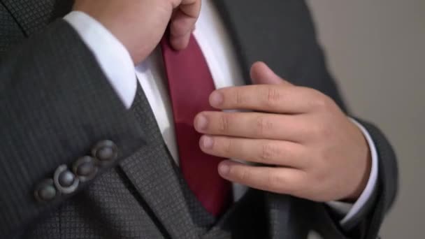 El joven se puso corbata. Vestirse para la celebración de eventos, reuniones de negocios o bodas — Vídeos de Stock