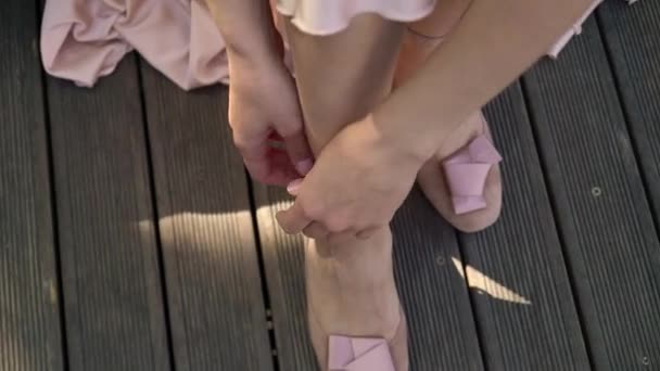 Ung brud, ta på sko på hæler. Kvinner lager hvite sko til bryllupsdagen – stockvideo