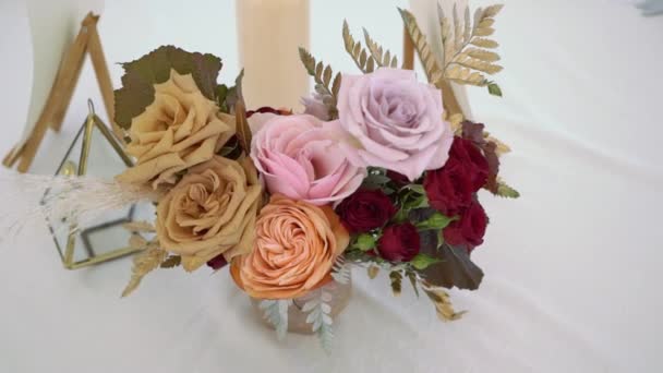 Wedding reception flowers decorated banquet. — Stock Video