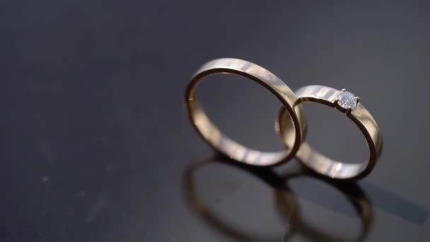 Anillos de boda. Un par de símbolos de matrimonio. Amor por la novia y el novio convirtiéndose en esposa y marido. Símbolo de matrimonio . — Vídeo de stock