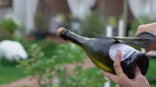 Barmann öffnet Flasche Champagner mit Säbel. traditionelles Säbelrasseln — Stockvideo