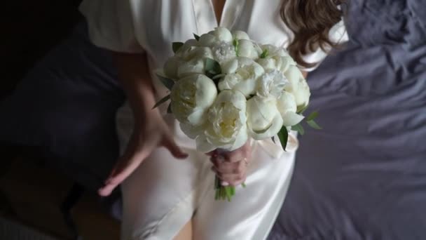Gadis cantik muda dalam lingerie atau Bathrobe dengan bunga. Buket pengantin, pagi pernikahan. Perempuan berpose — Stok Video