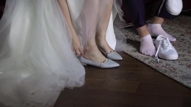 Novia joven se puso zapatos en tacones. Moda mujer zapatos blancos para el día de la boda — Vídeos de Stock