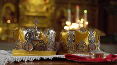 Düğün taçları. Kilisedeki düğün. Hristiyan kilisesinde evlilik töreni. Rahip, gelin ve damat içeride..