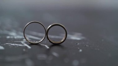 Evlilik yüzükleri. Bir çift evlilik sembolü. Gelin ve damadın karı koca olma aşkı. Evlilik sembolü.