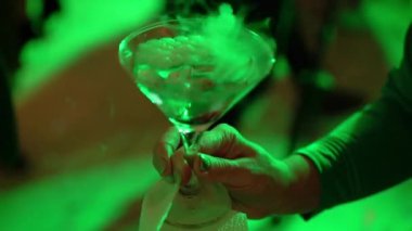 Partide elinde bir bardak şarap, şampanya ya da diğer alkollü içecekler tutan kişi.