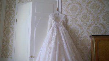 Gelin için lüks gelinlik. Gelin beyaz elbisesi.