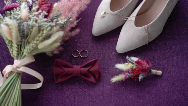 Trouwringen, bloemen boeket en bruids schoenen. Een paar huwelijkssymbolen. Liefde voor bruid en bruidegom die vrouw en man worden. Huwelijksymbool. — Stockvideo