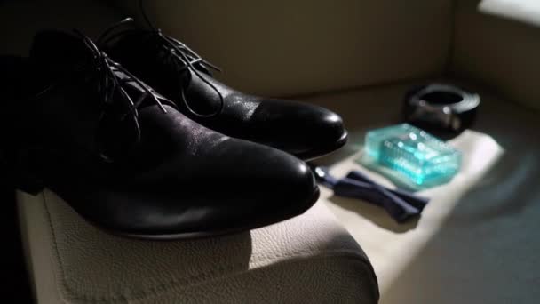 Accesorios para hombre - zapatos, corbata, cinturón y perfume. Moda de novio para boda . — Vídeo de stock