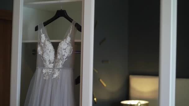 신부를 위한 고급 웨딩 드레스. 신부 흰옷. — 비디오