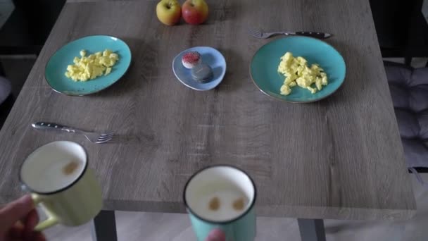 Омлет і кава на сніданок вранці — стокове відео