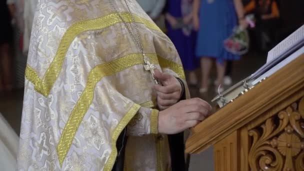 Priester betet in der Kirche. Zeremonie zum Christentum. — Stockvideo