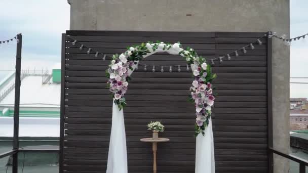 Esküvői szertartás virágokkal díszítve. Házassági fogadás csokrokkal. Gyönyörű parti.. — Stock videók