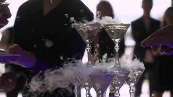 Пірамідальна вежа з келихами з шампанським. Ігристе алкогольне вино на вечірці, святкування, весілля, день народження або ювілей . — стокове відео